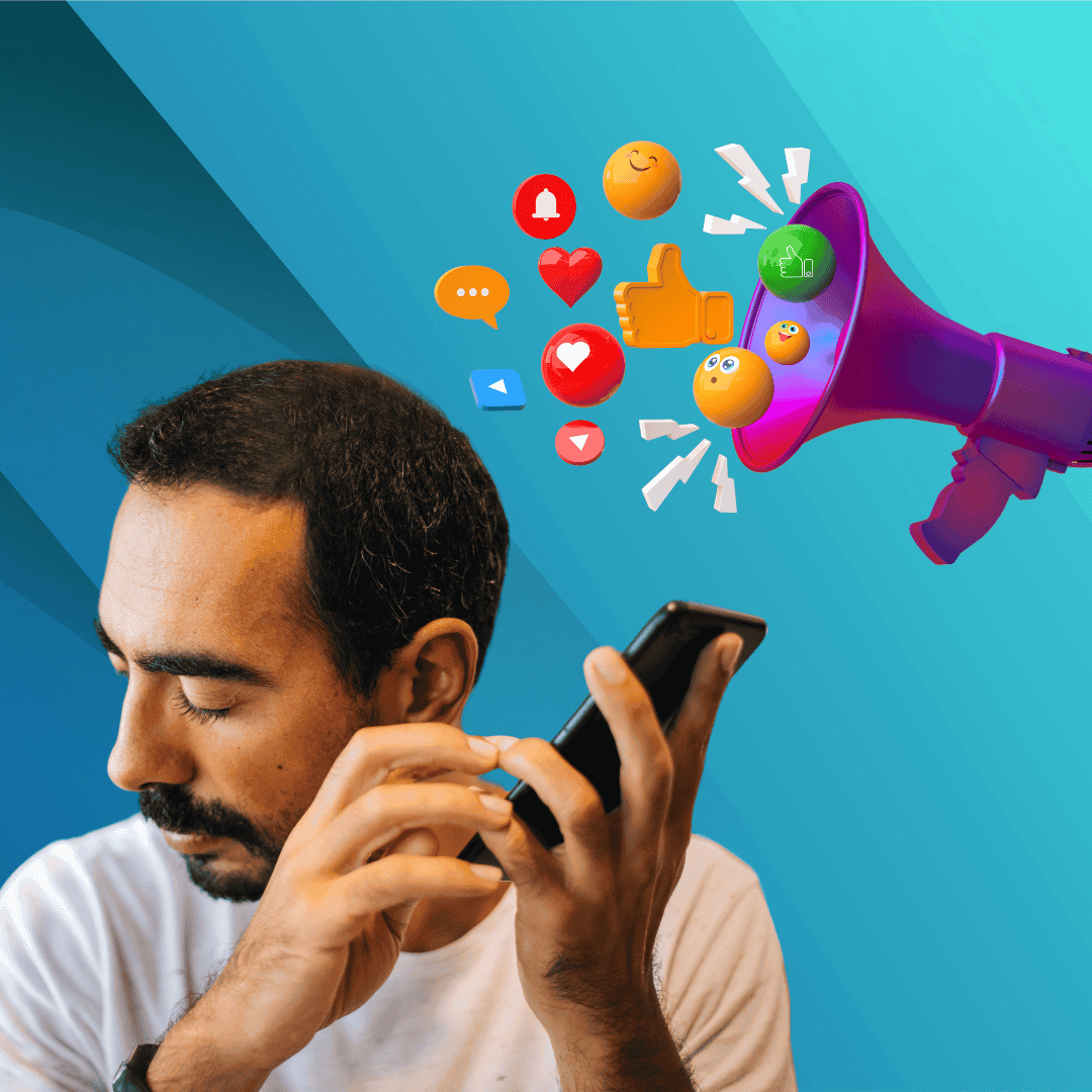 Redes sociales accesibles Un hombre de tez morena y cabello obscuro con un microfono señala una pantalla en la que se observa un webinar o evento virtual accesible.
