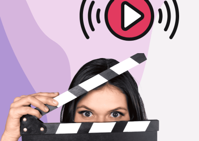 Una mujer de tez apiñonada y cabello castaño sostiene una claqueta de cine. Sobre ella un ícono que representa elementos audiovisuales accesibles.
