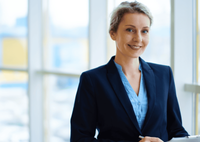Una mujer consultor escuchando con atención a su cliente.
