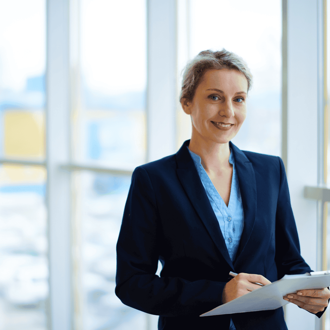Consultoría especializada Una mujer consultor escuchando con atención a su cliente.