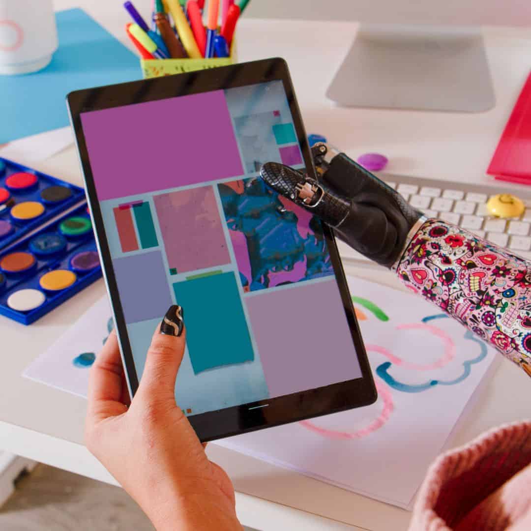 Accesibilidad web Mujer con brazo robótico sosteniendo una tablet.