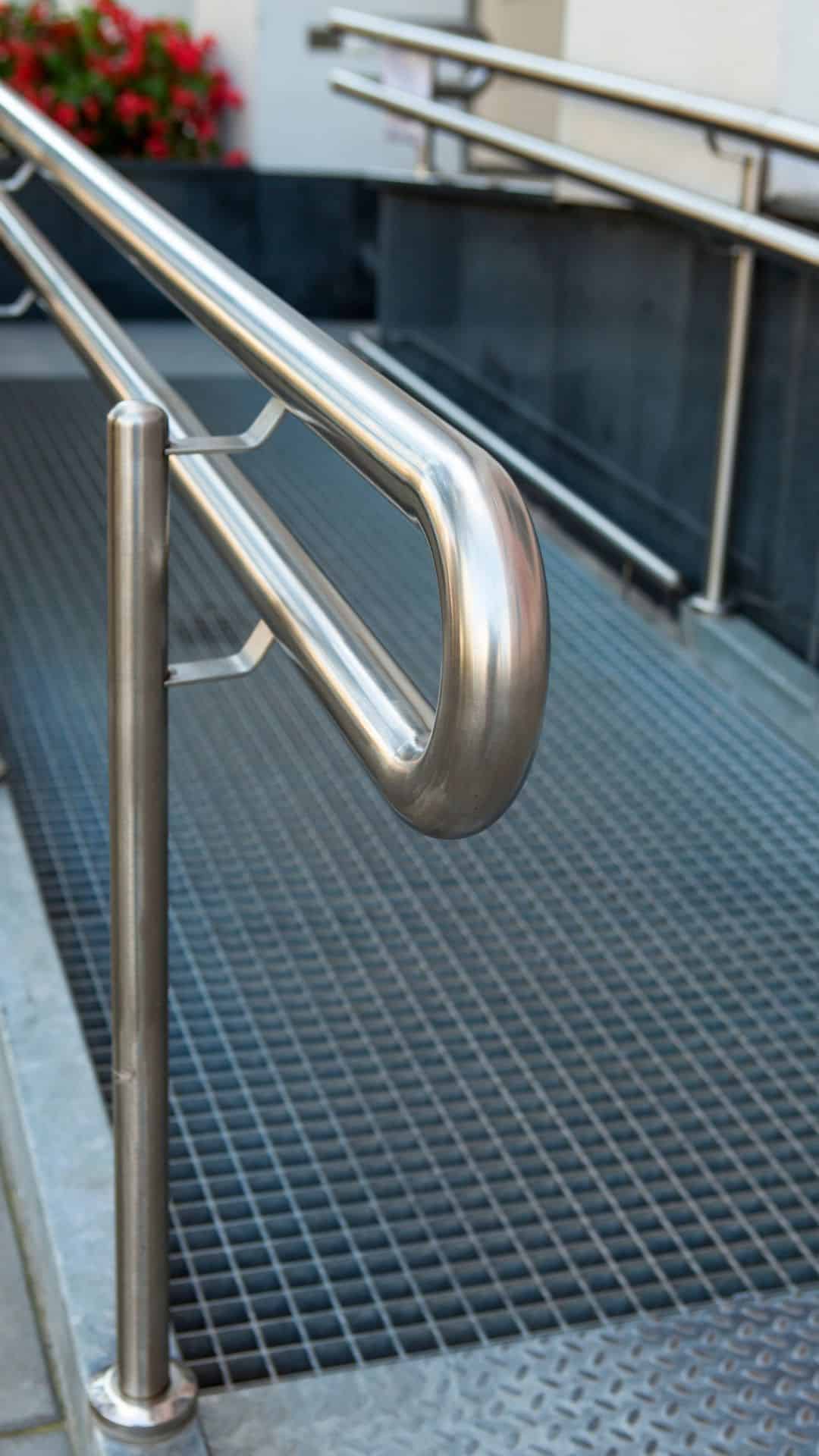 Rampa de accesibilidad Una rampa antideslizante con barandales. Representa la accesibilidad que favorece a los usuarios, de todas caracteristicas, la entrada y salida a edificios y otros espacios.